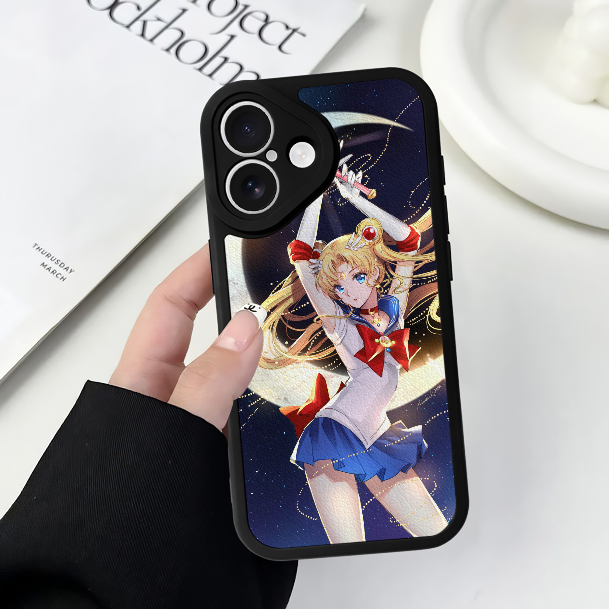 （画像用） 美少女戦士セーラームーン Sailor Moon 【iPhone 16シリーズ対応】シリコンスマホケース（レザー調） 材質：シリコン